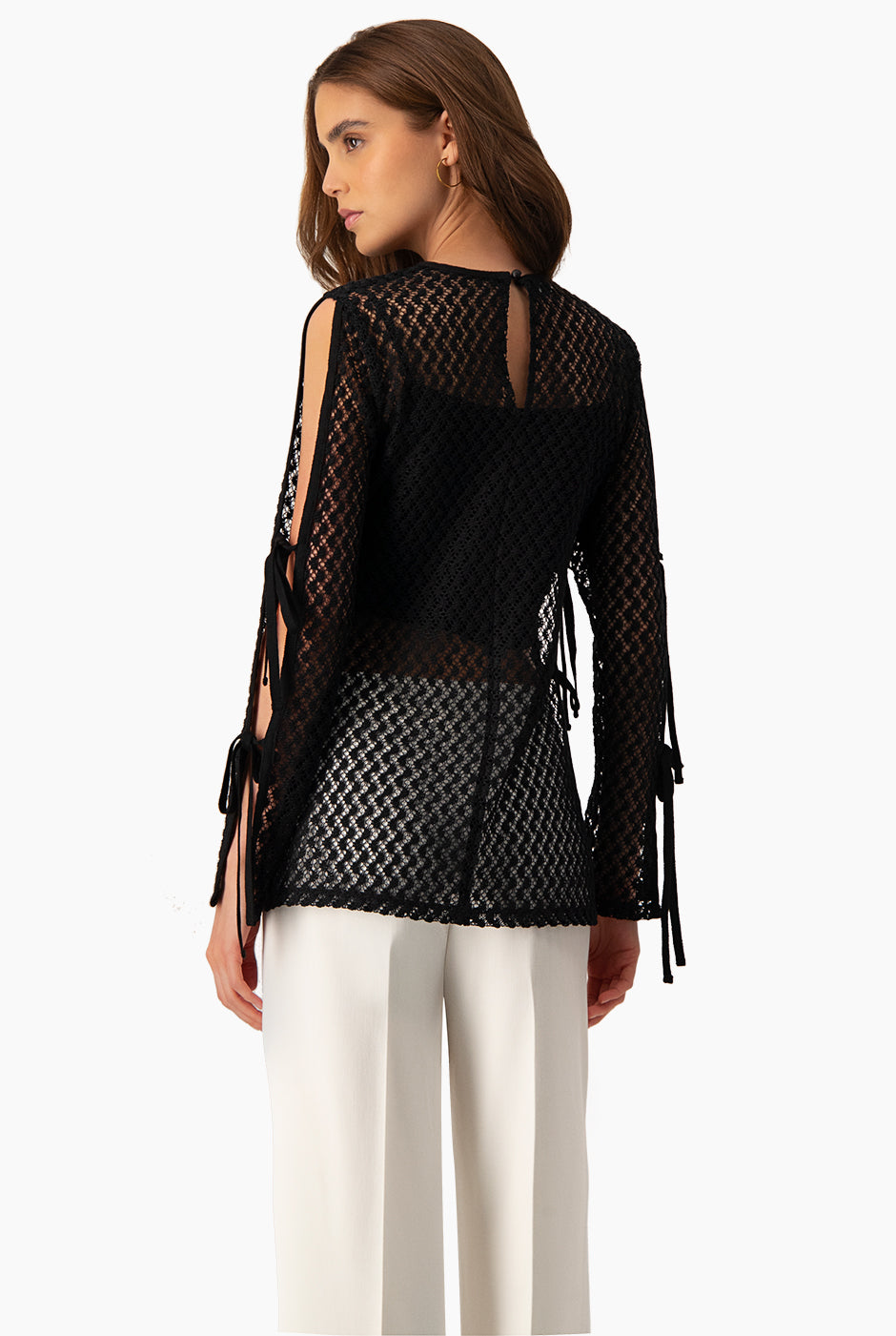 Blusón negro tejido con amarres y encaje elegante