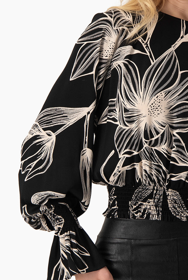 Blusa con smock y cuello redondo