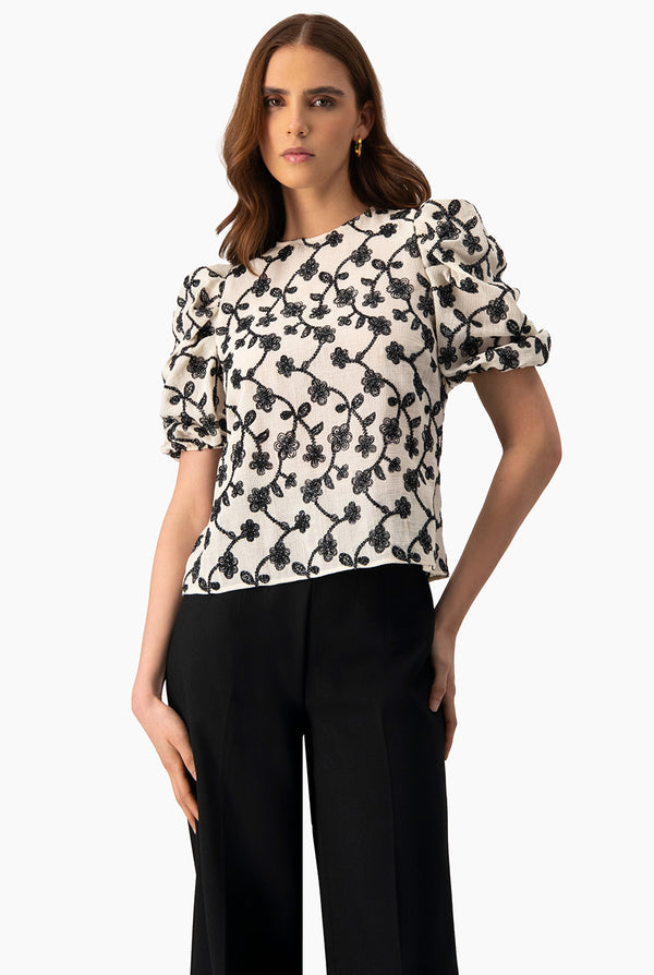 Blusa de manga corta con bordado