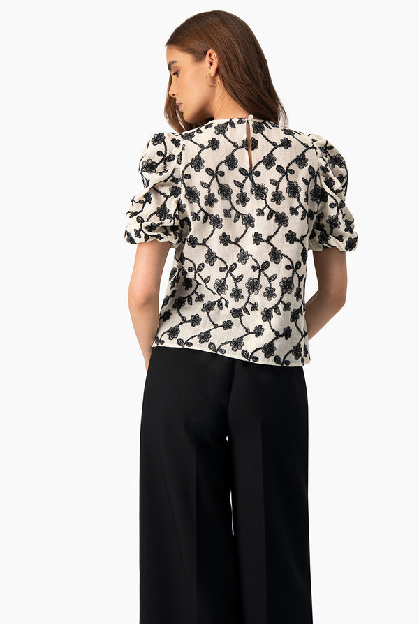 Blusa de manga corta con bordado