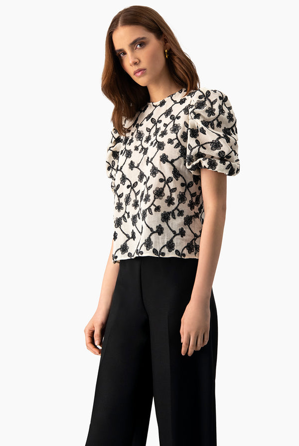 Blusa de manga corta con bordado