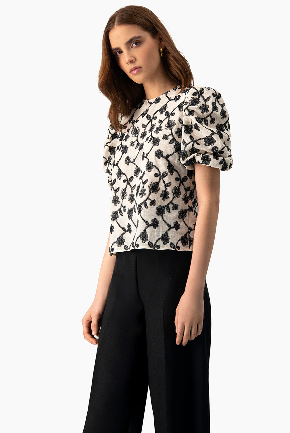 Blusa de manga corta con bordado floral y cuello redondo