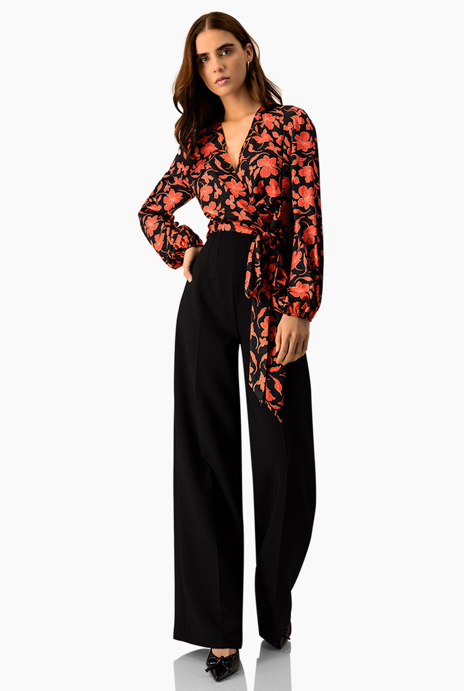 Blusa roja con estampado floral y amarre en la cintura