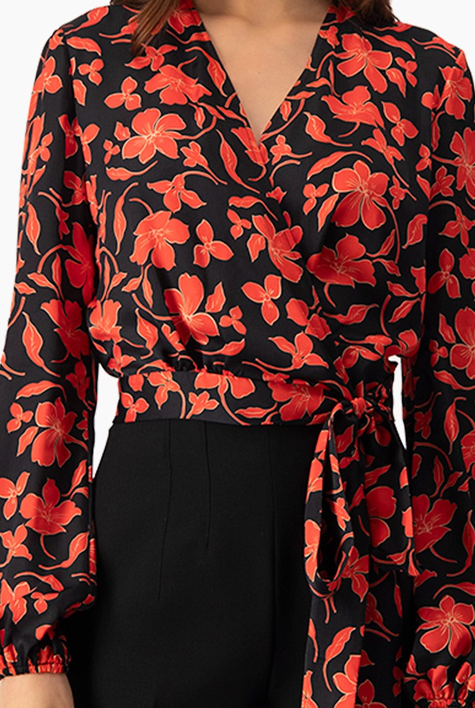 Blusa roja con estampado floral y amarre en la cintura