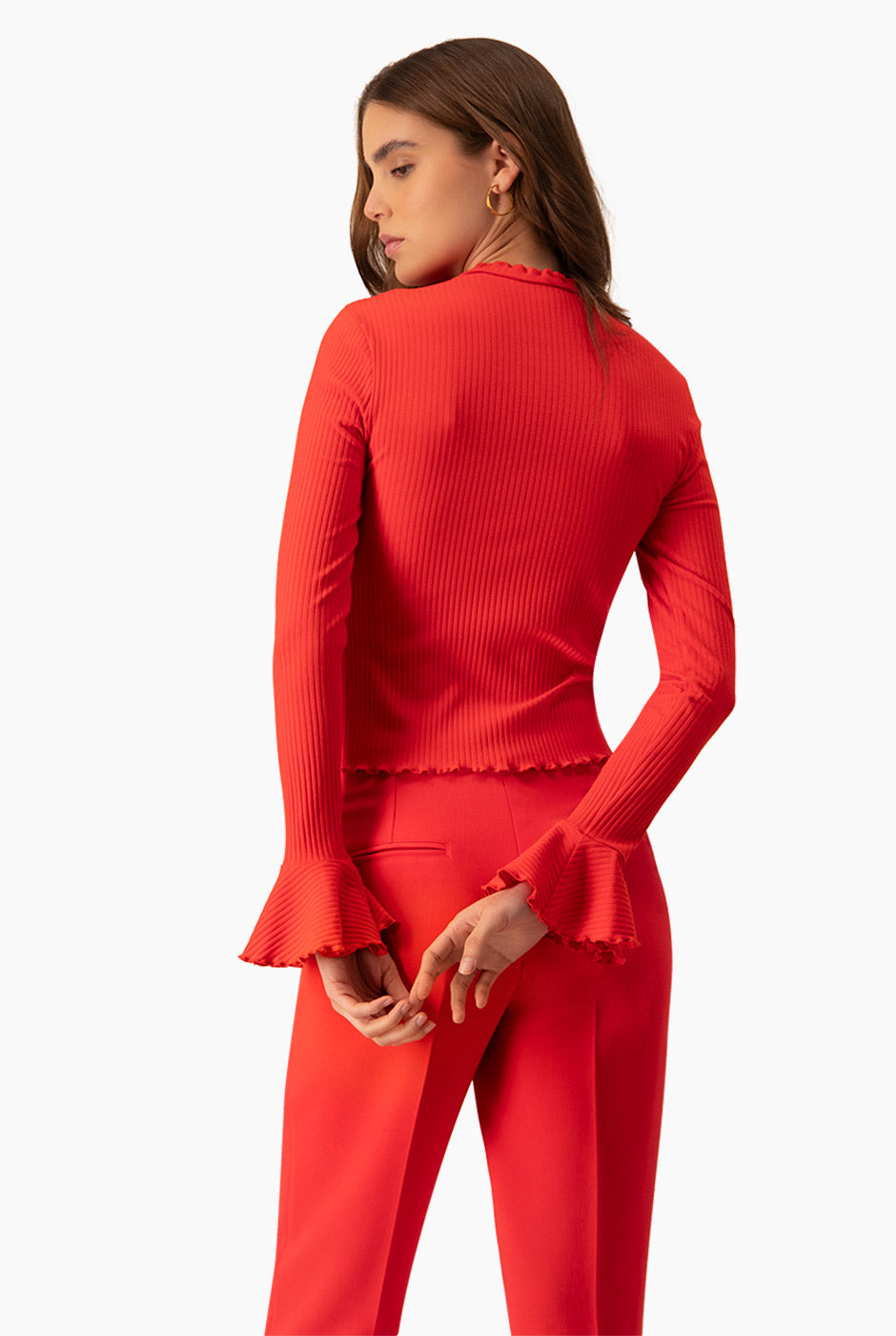 Blusa roja de cuello redondo con escarolas y mangas largas