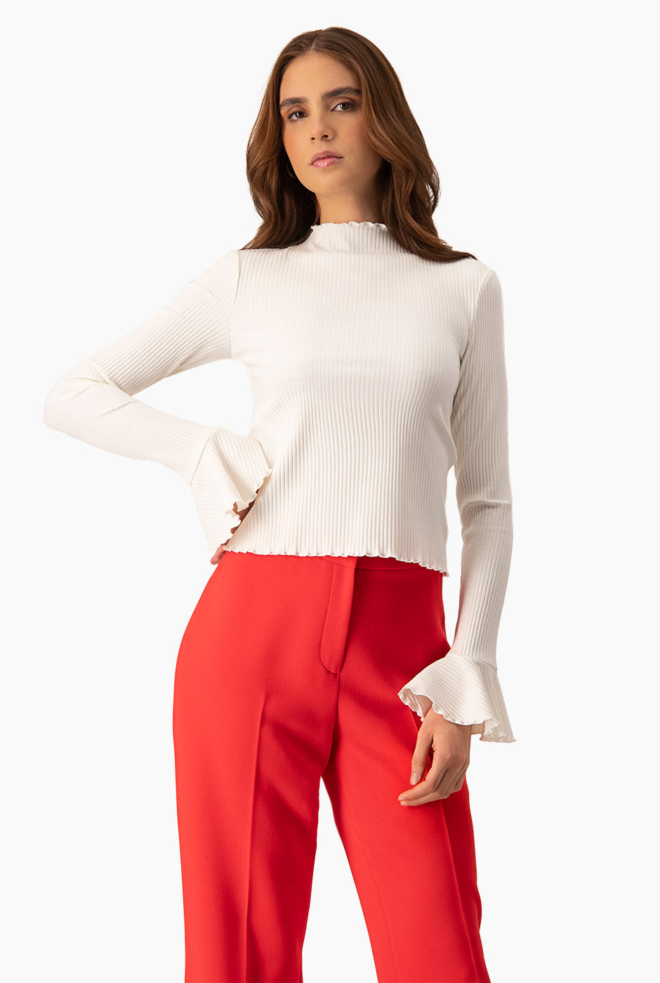 Blusa natural de manga larga con escarolas y cuello redondo