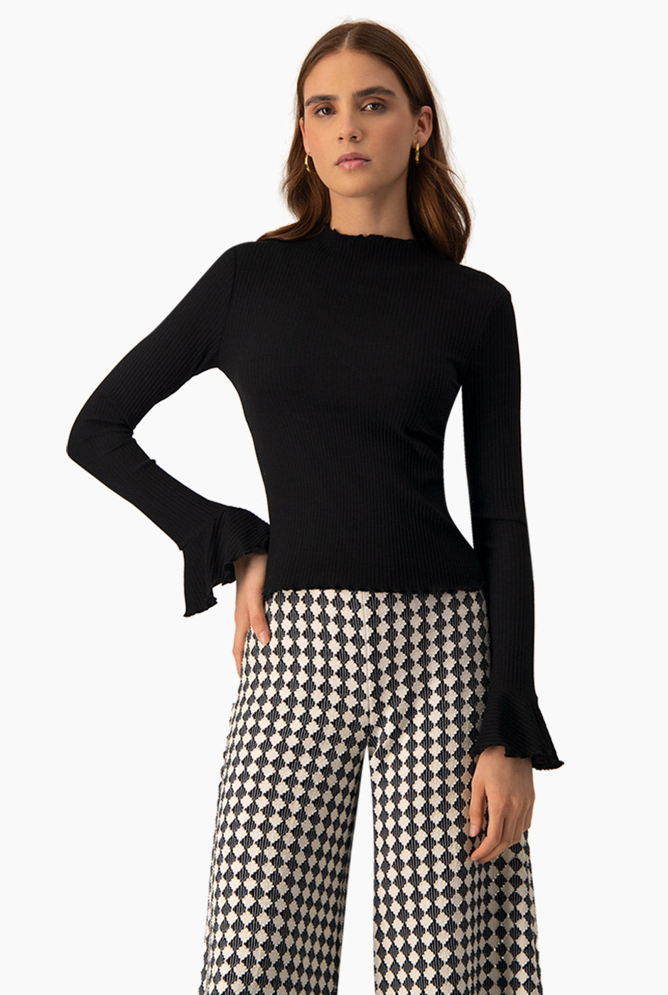 Blusa negra de cuello redondo con escarolas y tejido acanalado