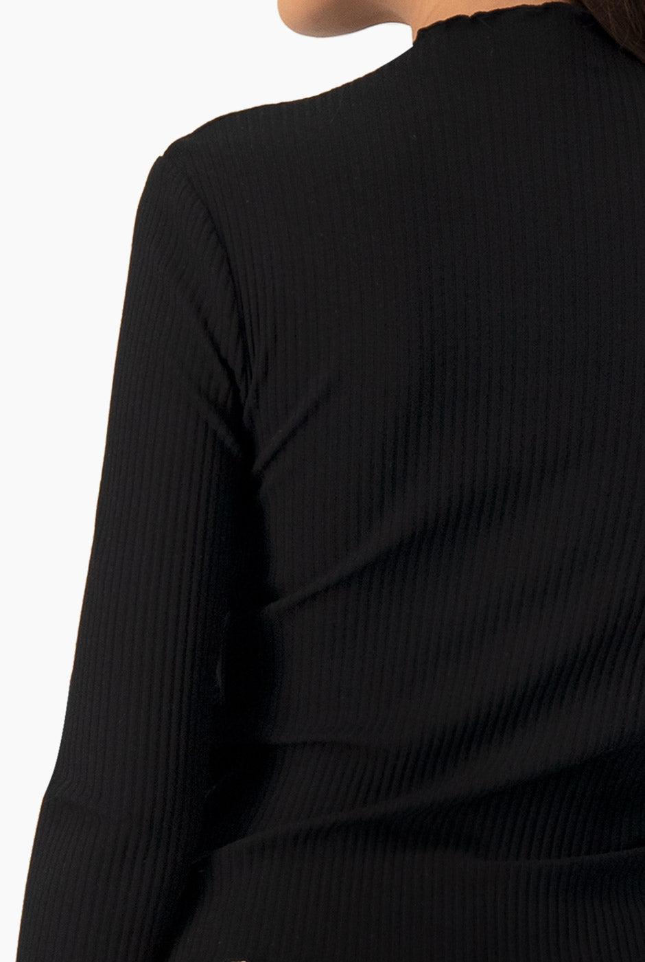 Blusa negra de cuello redondo con escarolas y tejido acanalado