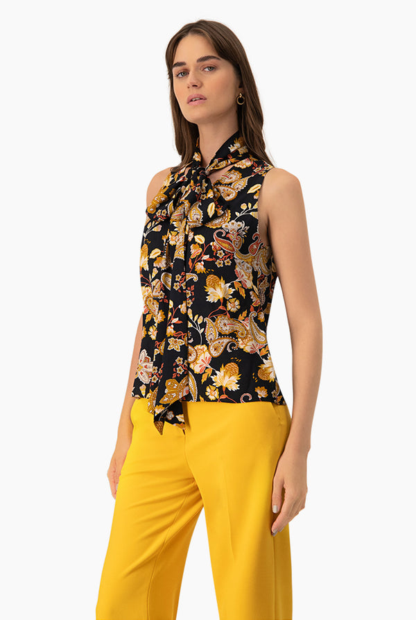 Blusa con cintas en cuello