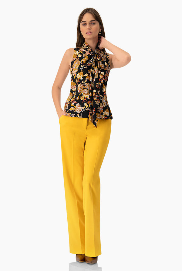 Blusa con cintas en cuello