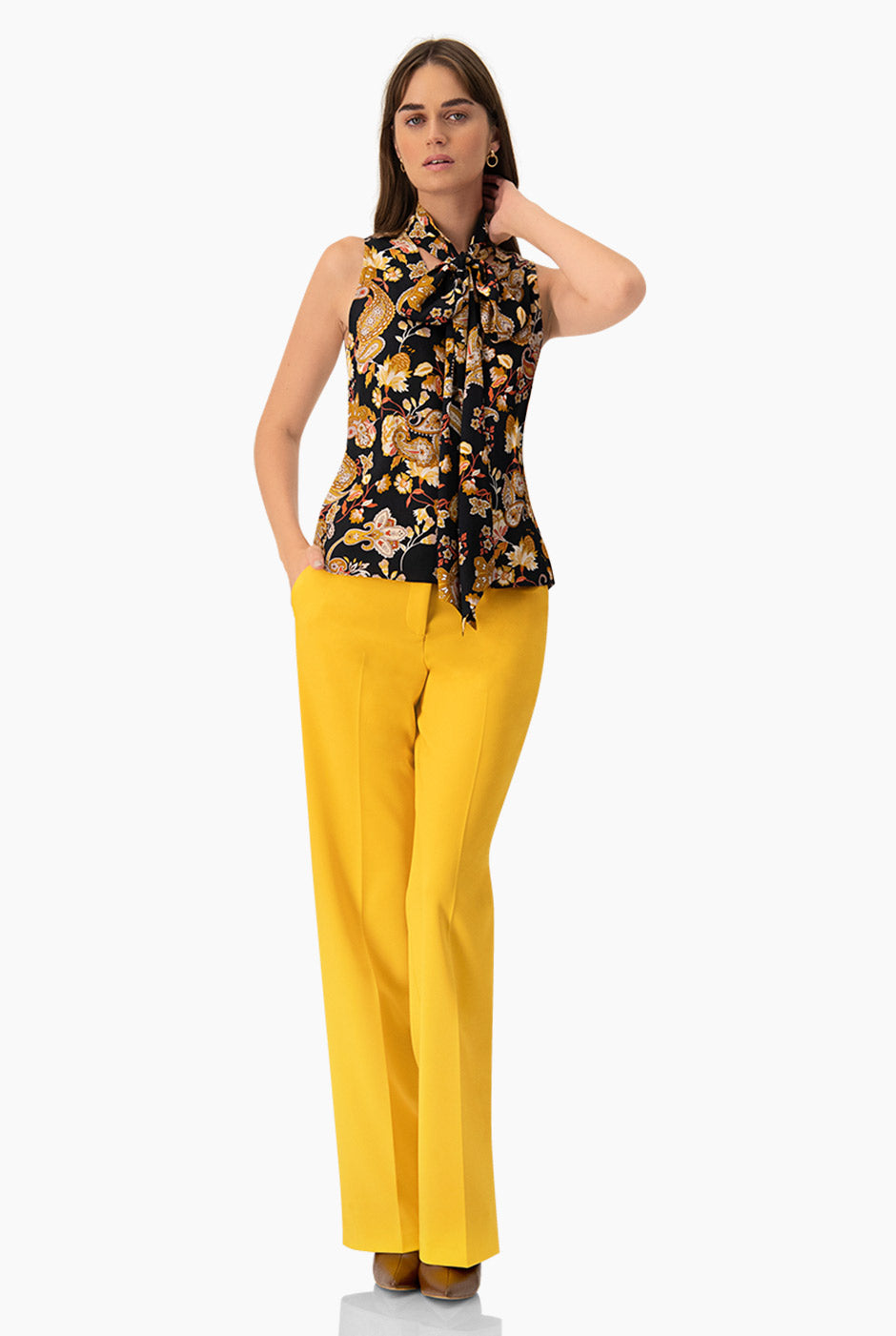 Blusa estampada multicolor con cintas en cuello y escote en V