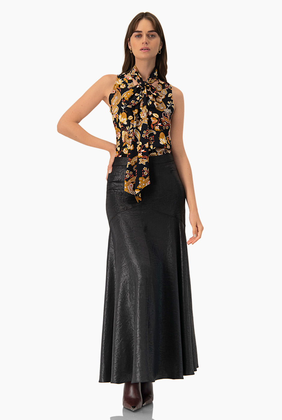 Blusa estampada multicolor con cintas en cuello y escote en V