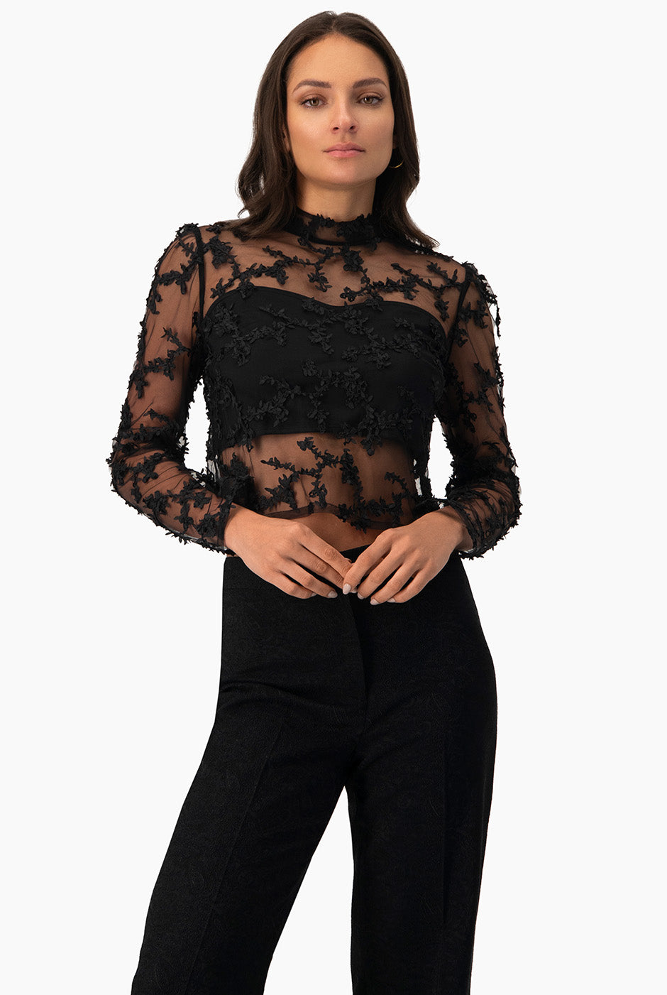 Blusa negra recta con textura y bordado floral