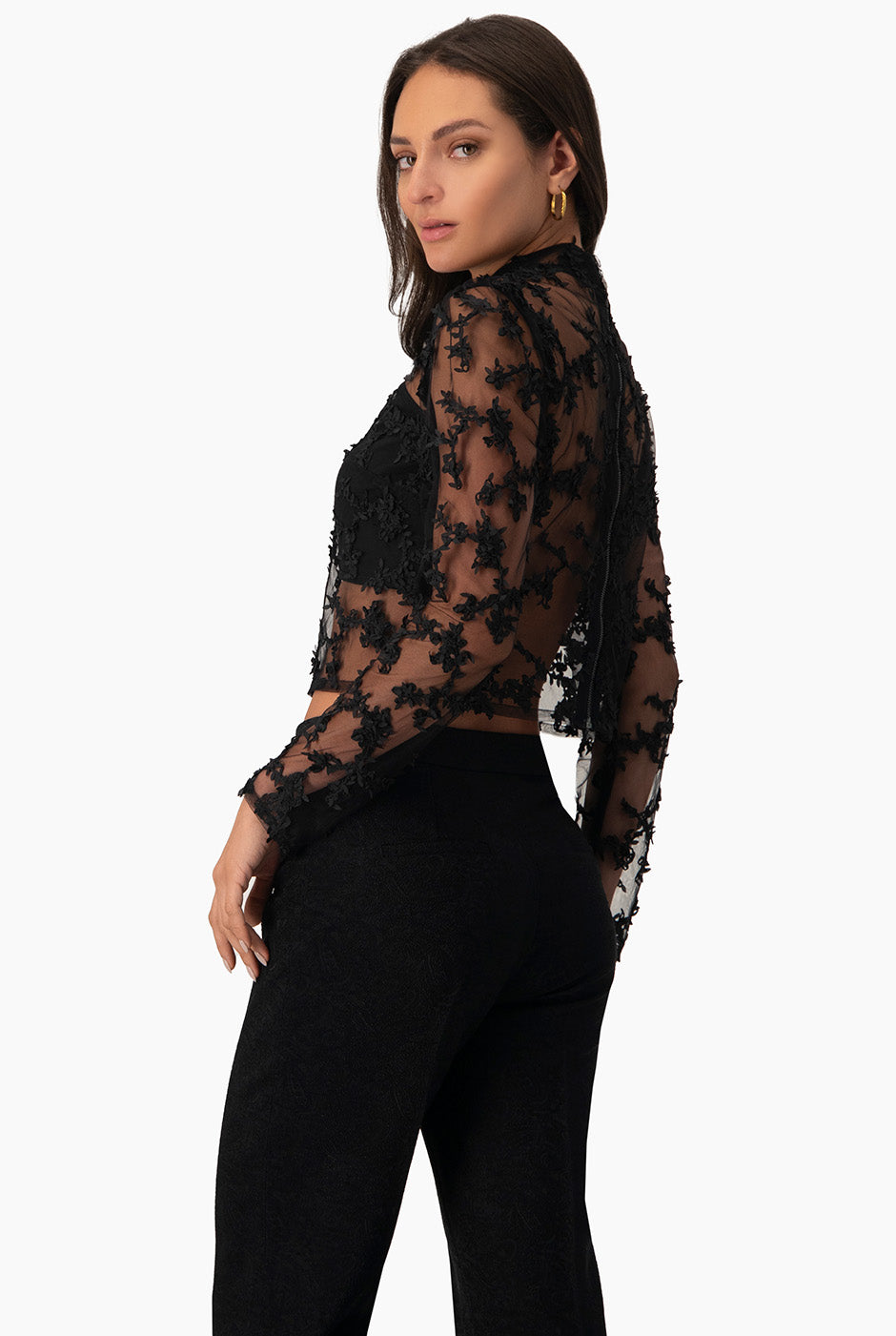 Blusa negra recta con textura y bordado floral