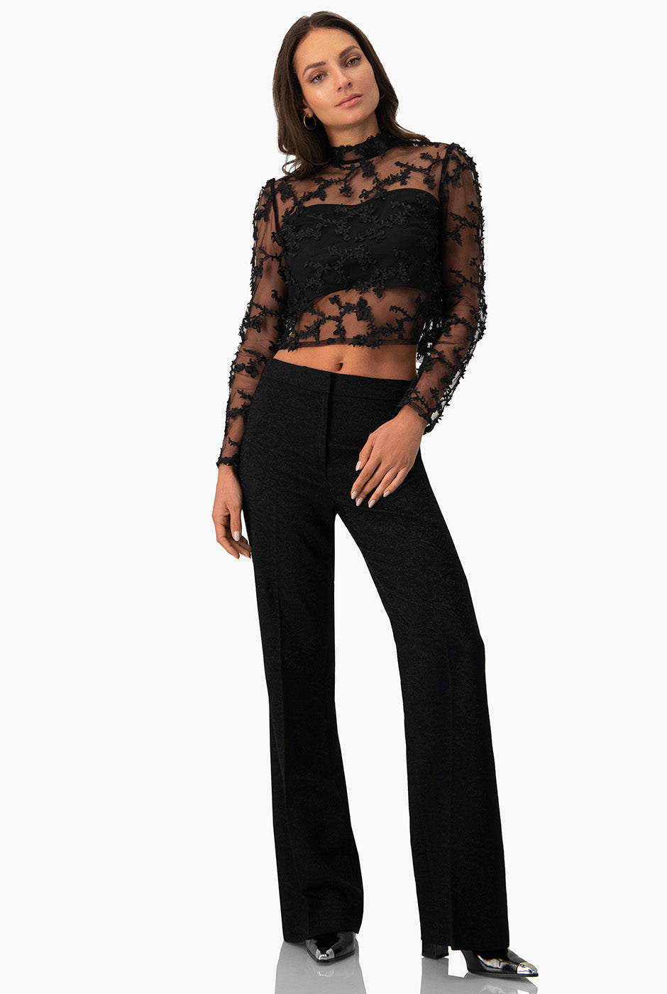 Blusa negra recta con textura y bordado floral