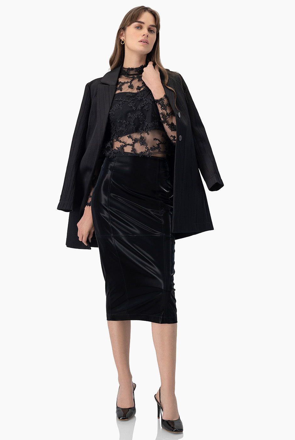 Blusa negra recta con textura y bordado floral