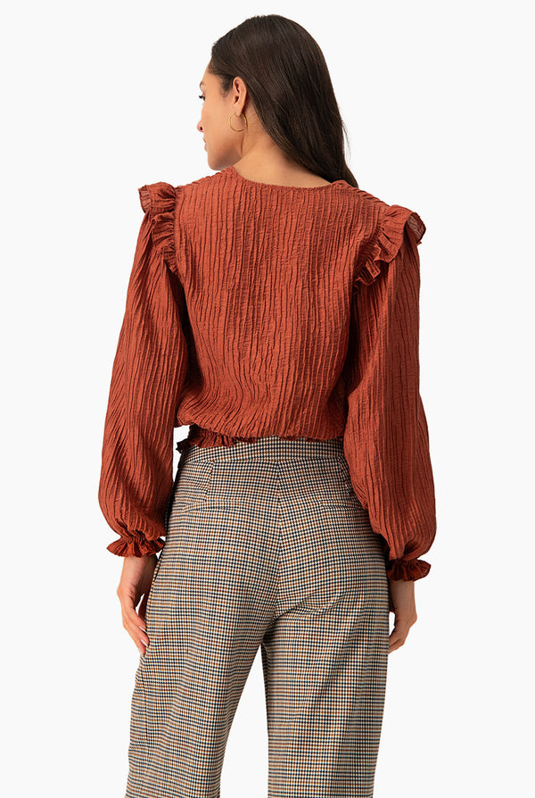 Blusa con smock y escote en V