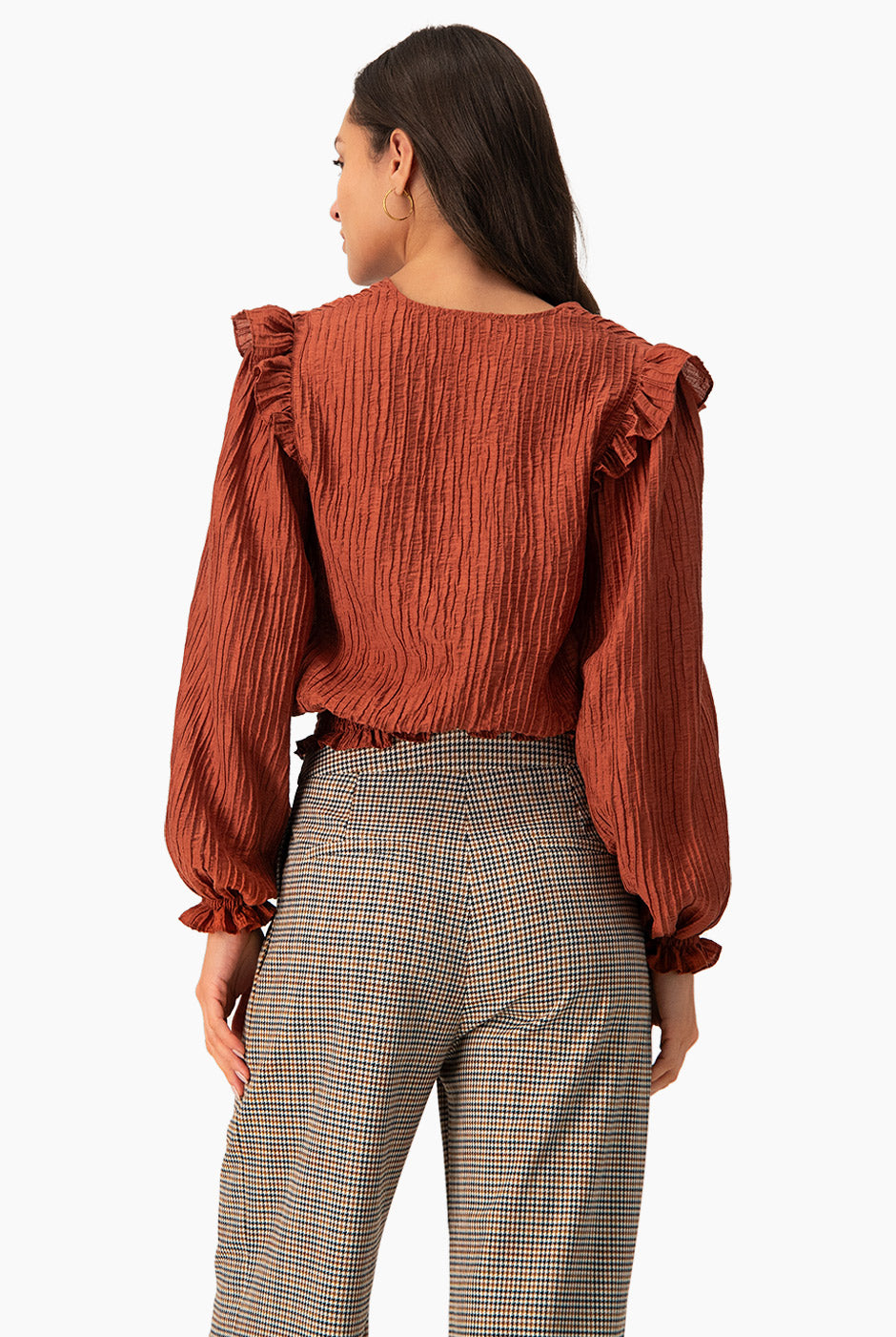 Blusa chedrón con escote en V y volantes en manga larga