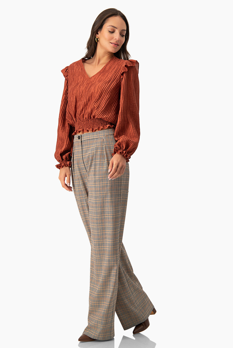 Blusa chedrón con escote en V y volantes en manga larga