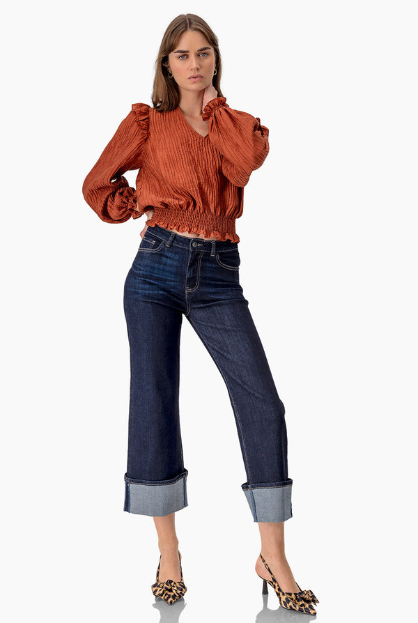 Blusa con smock y escote en V