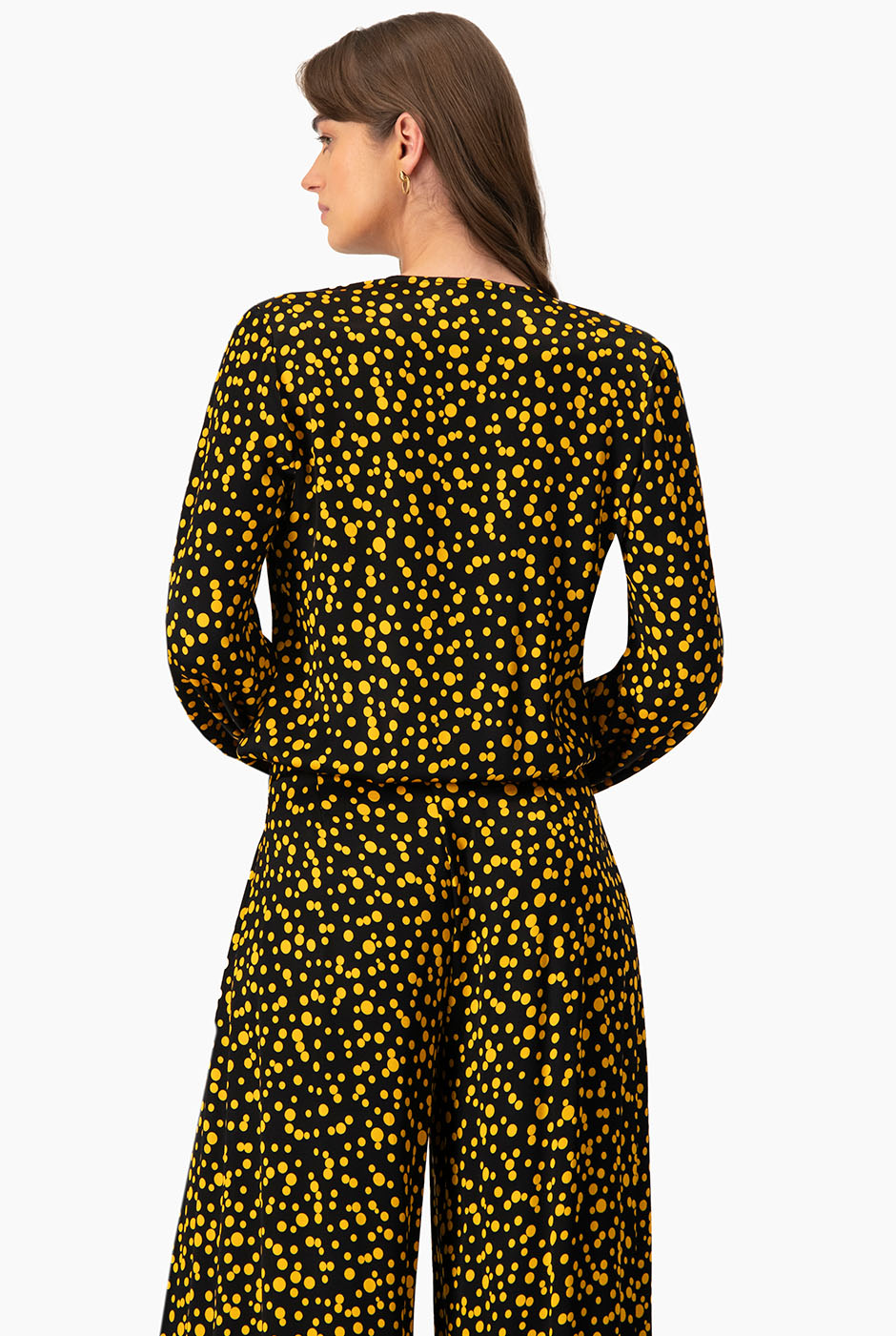 Blusa recta de lunares con escote en V y mangas largas