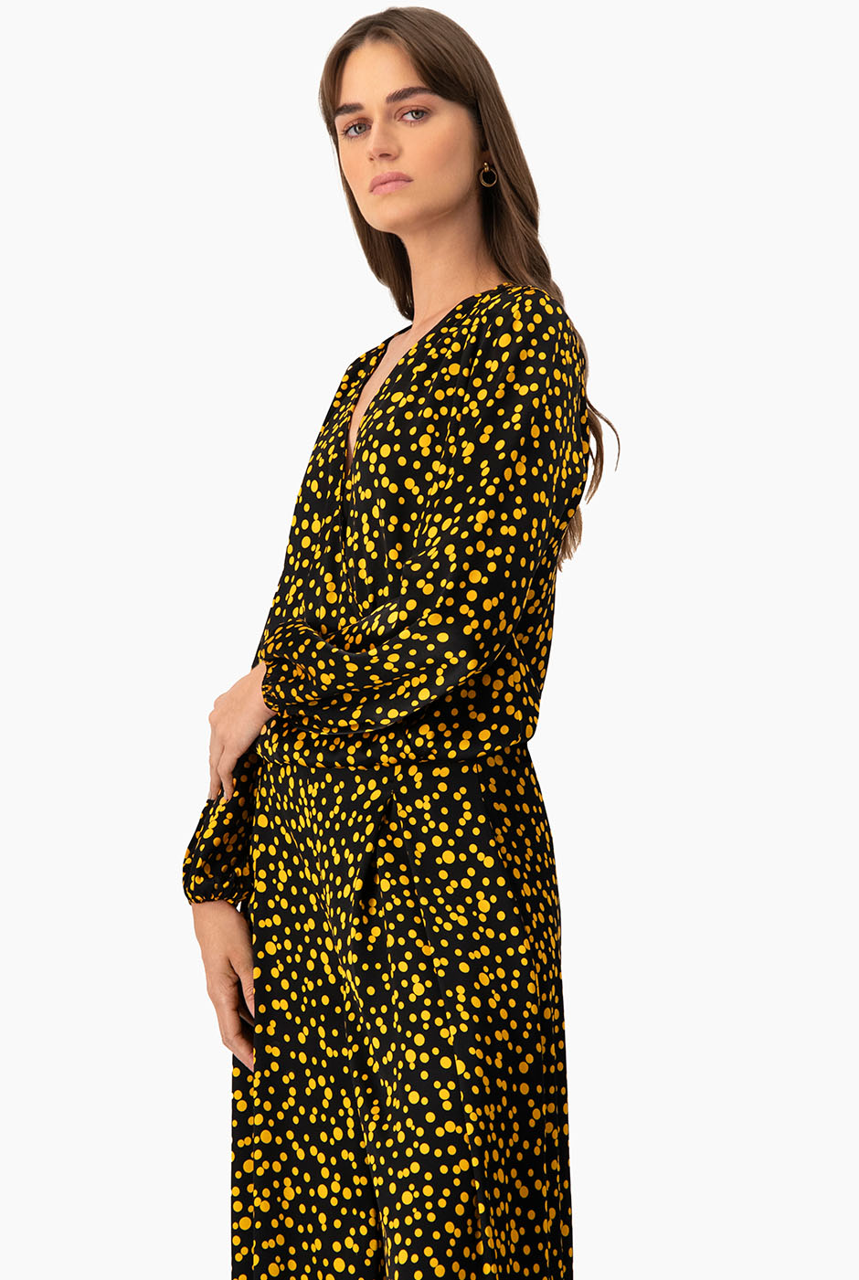 Blusa recta de lunares con escote en V y mangas largas