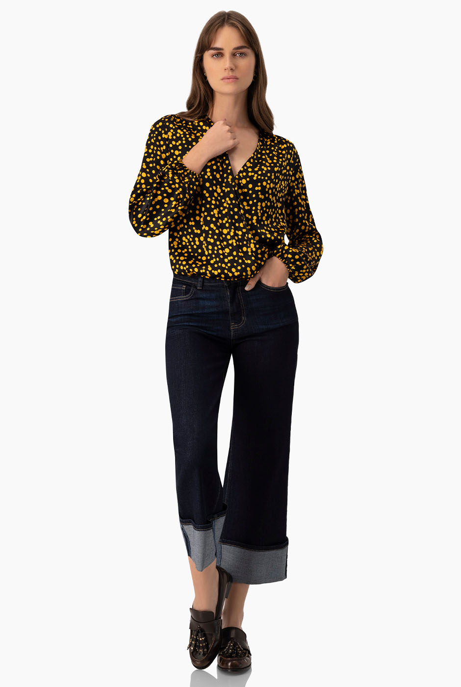 Blusa recta de lunares con escote en V y mangas largas