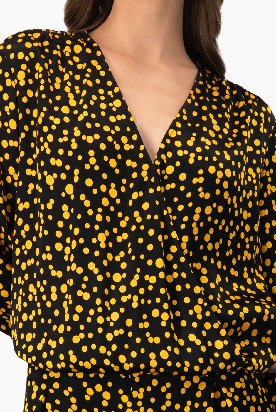 Blusa recta de lunares con escote en V y mangas largas