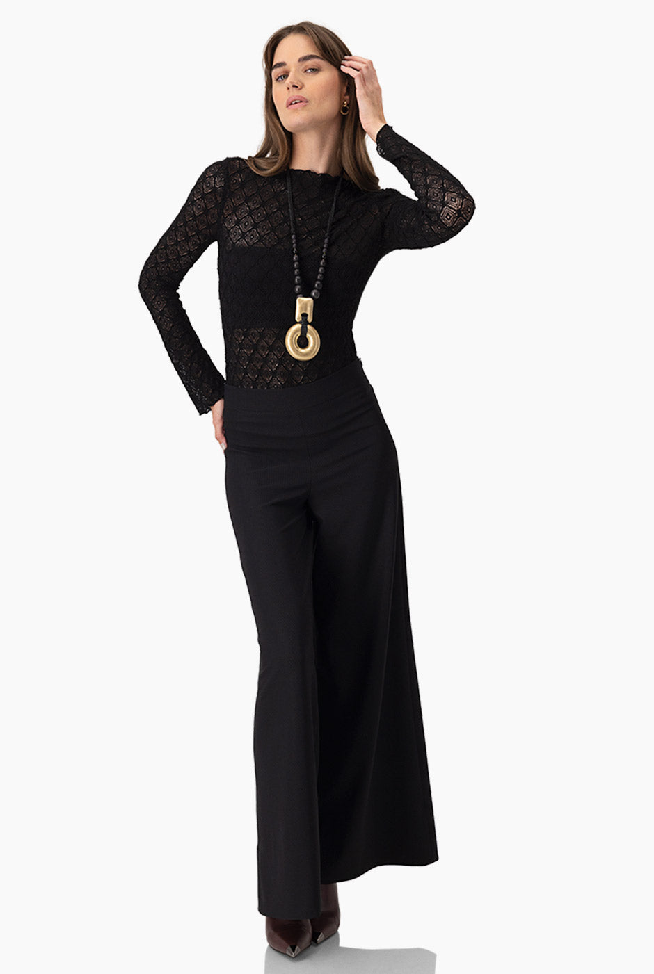 Blusa tejida negra de manga larga con encaje geométrico