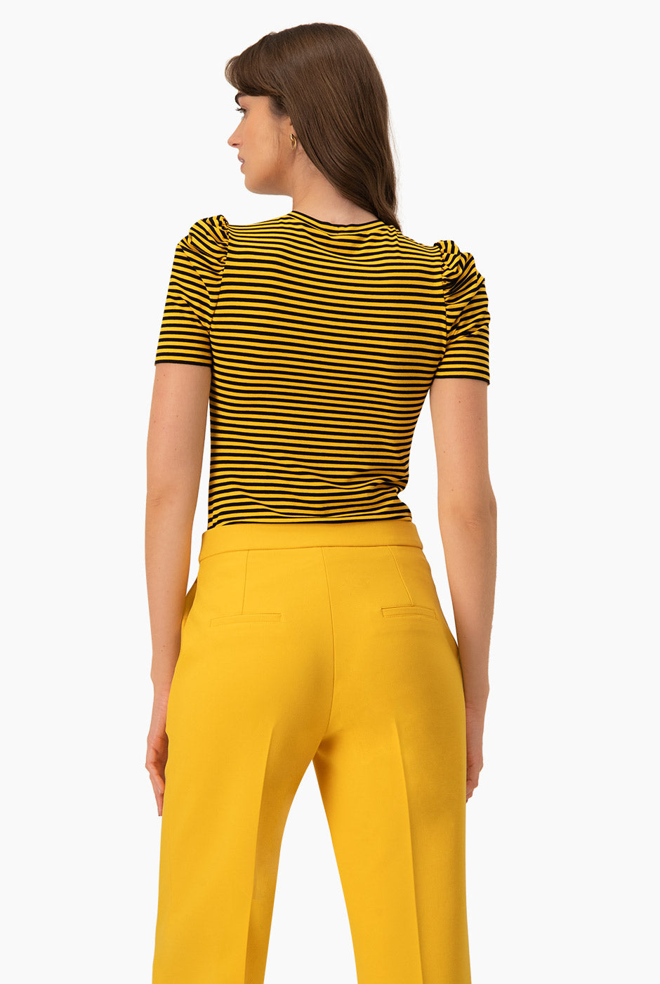 Blusa recta amarilla con rayas horizontales y manga corta