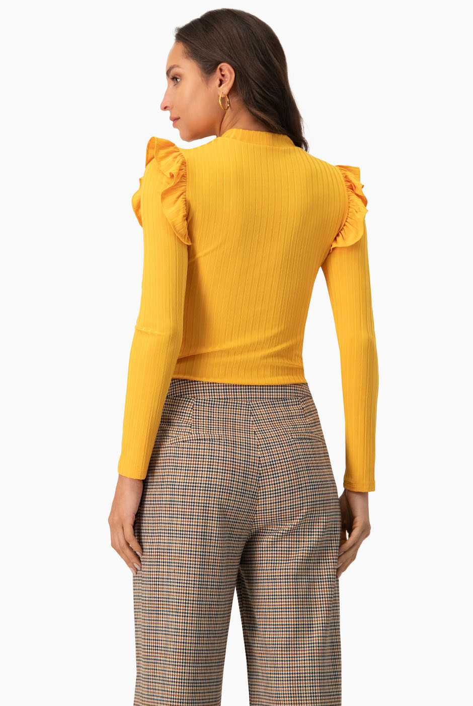 Blusa amarilla de manga larga con volantes y cuello alto