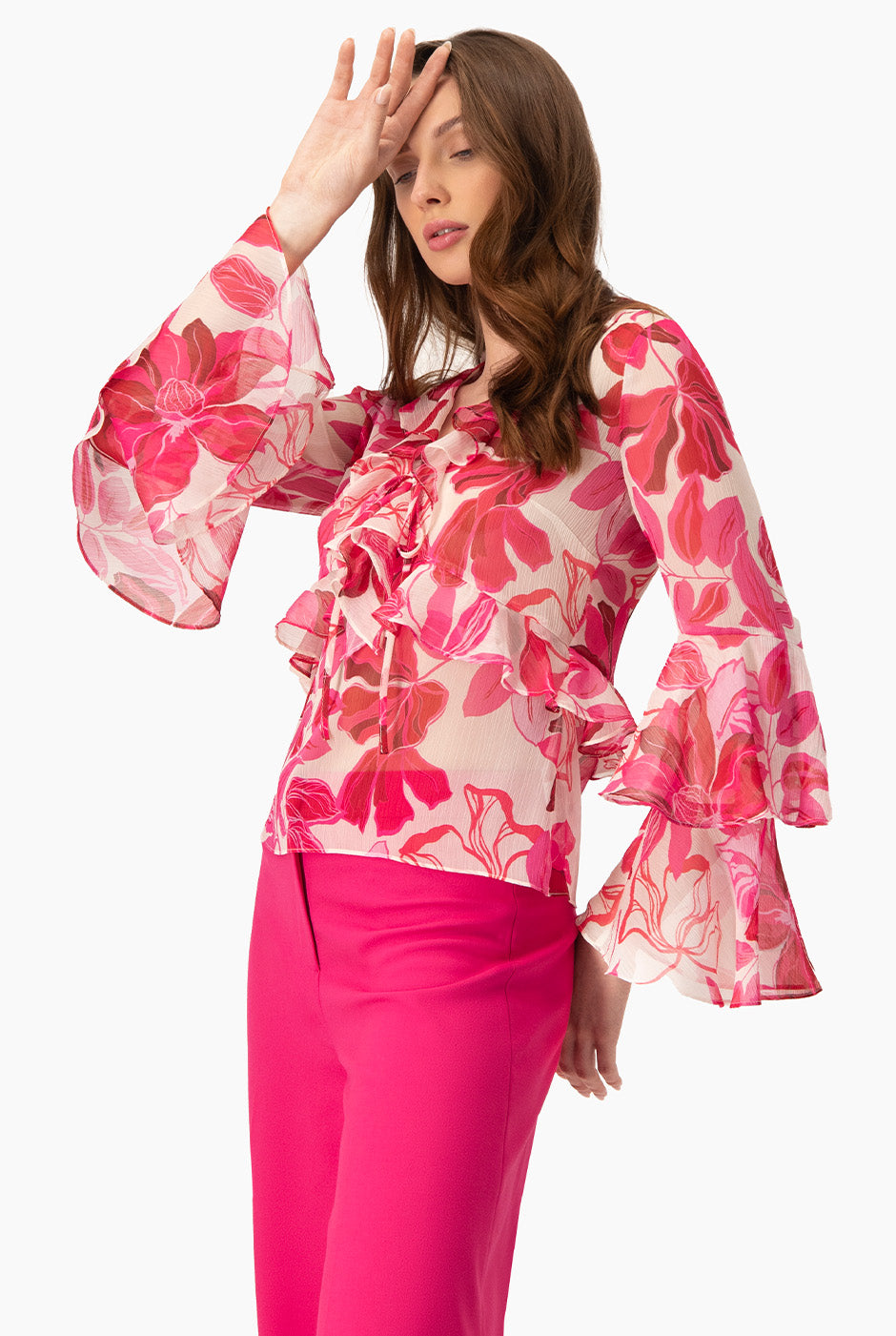 Blusa fucsia con estampado floral y volantes