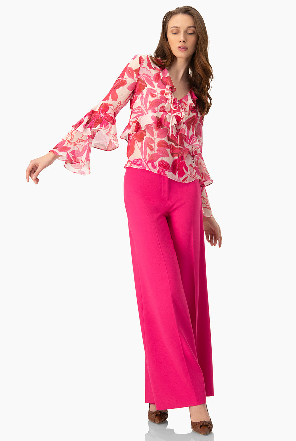 Blusa fucsia con estampado floral y volantes