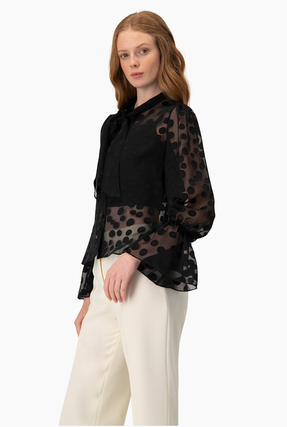 Blusa negra con lunares y lazo en el cuello