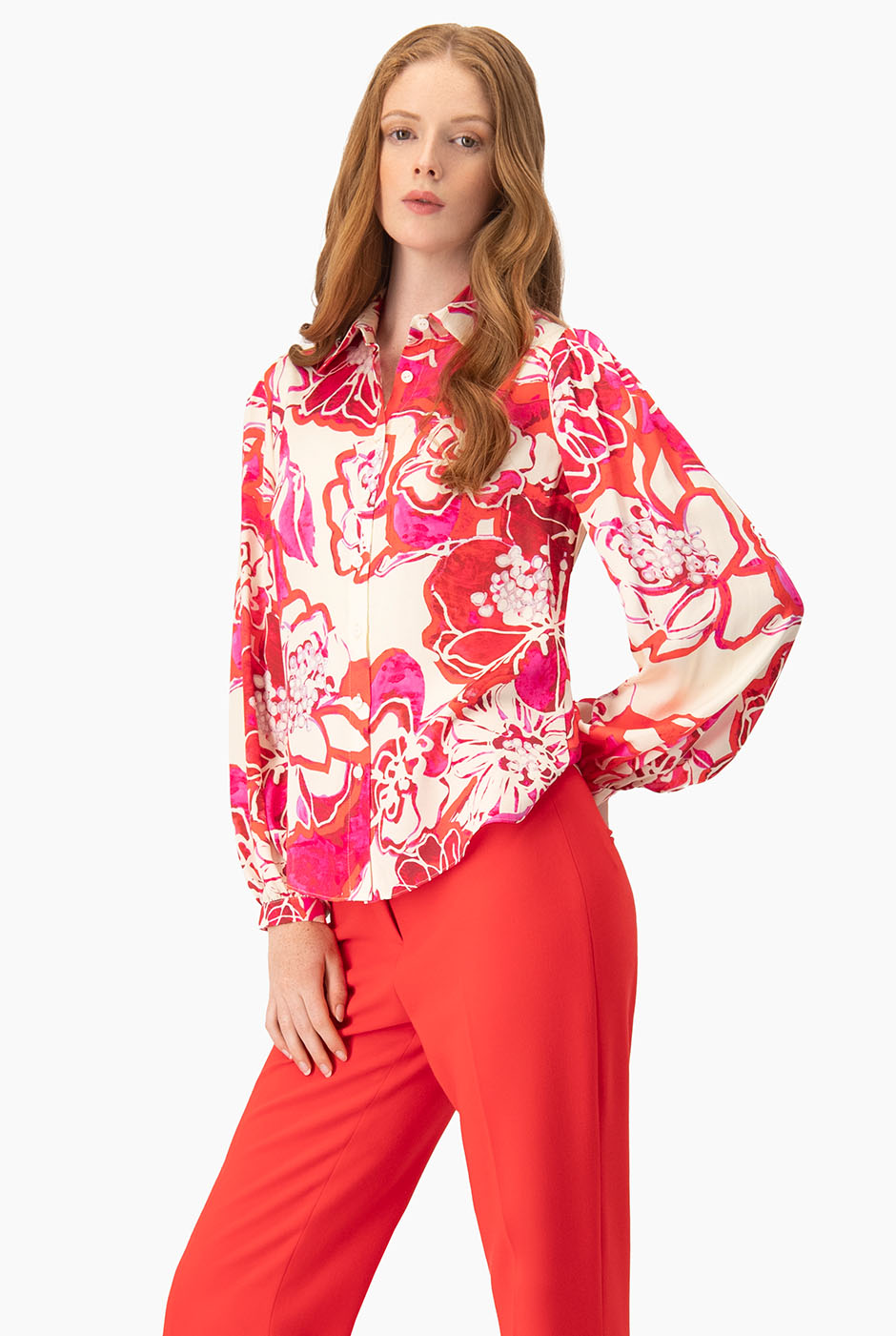 Blusa camisera fucsia con estampado floral y botones frontales