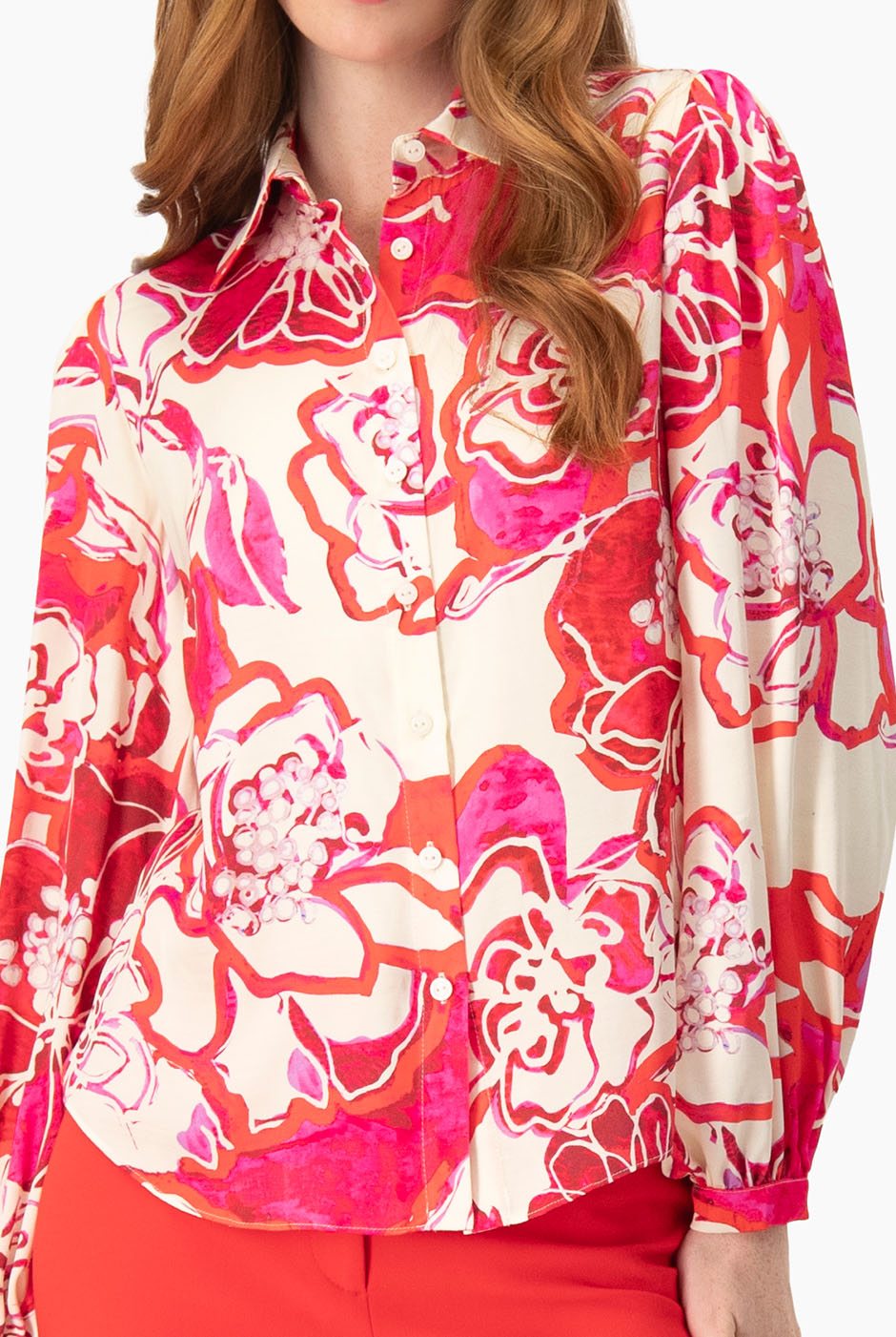 Blusa camisera fucsia con estampado floral y botones frontales