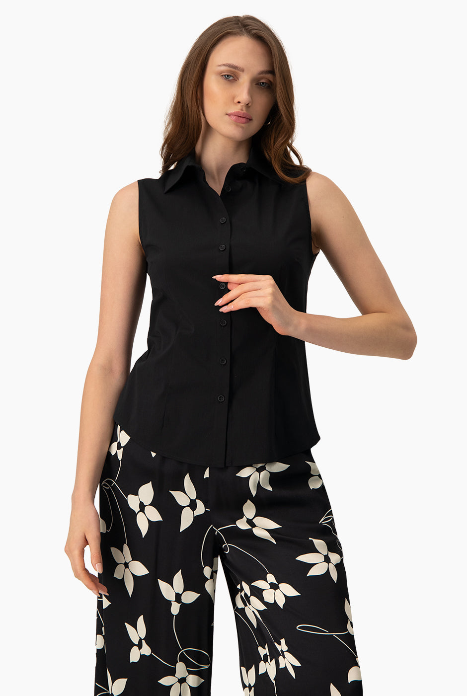 Blusa camisera negra sin mangas con botones frontales