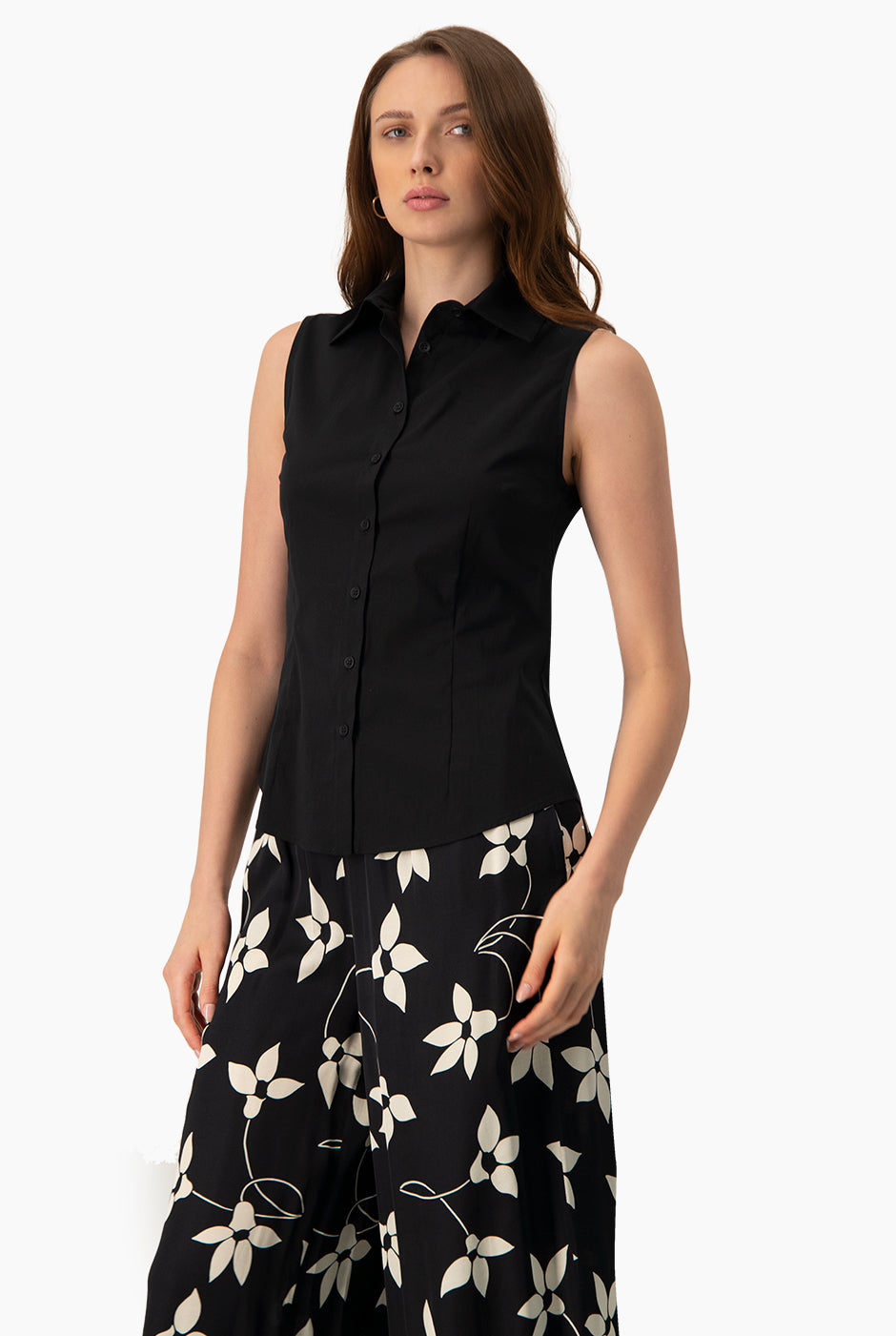 Blusa camisera negra sin mangas con botones frontales