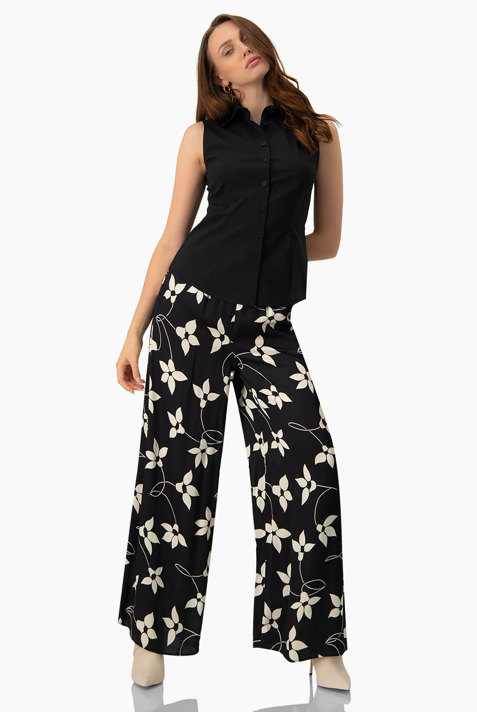 Blusa camisera negra sin mangas con botones frontales