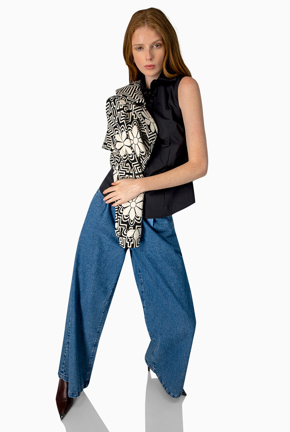 Blusa camisera negra sin mangas con botones frontales