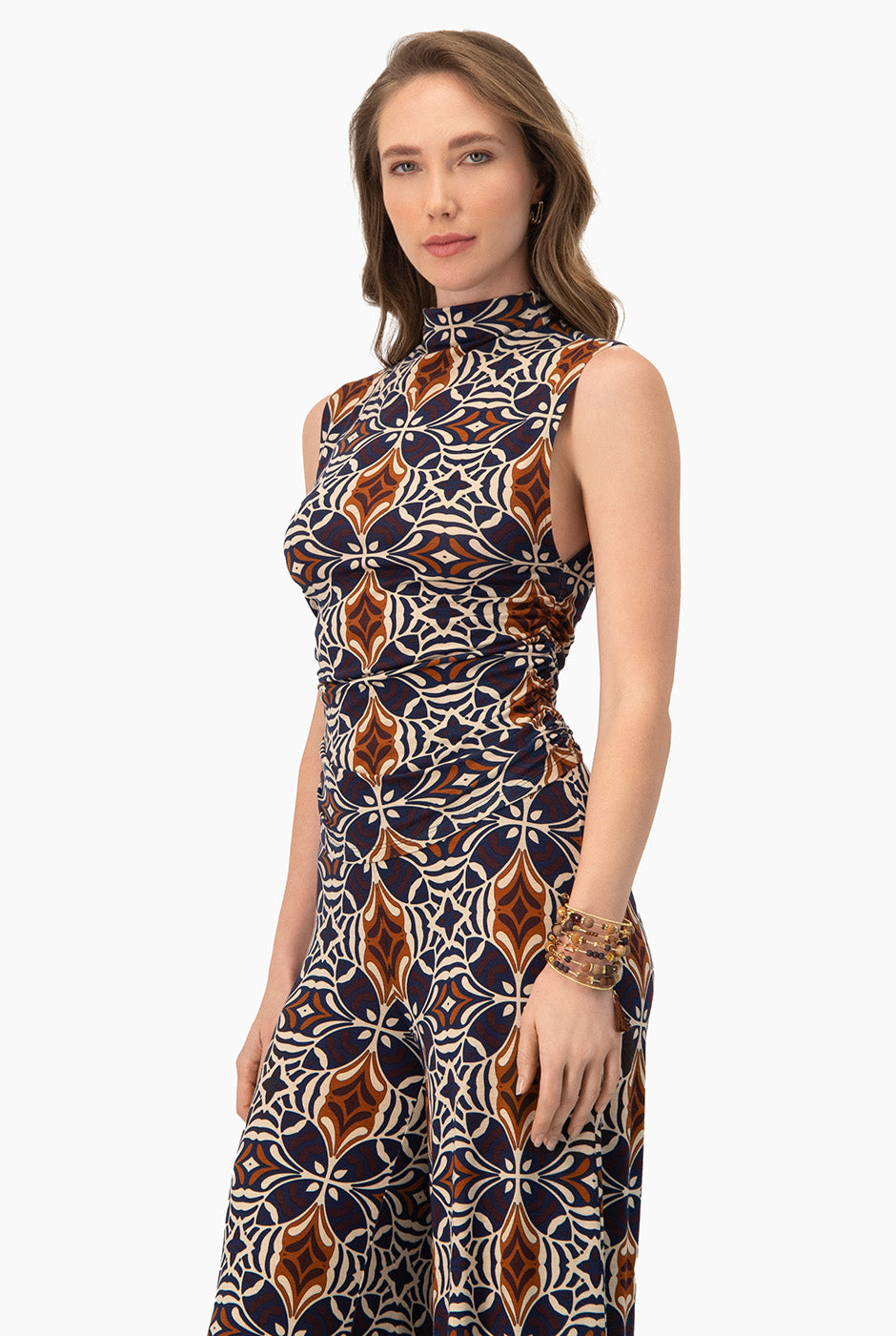 Blusa sin mangas multicolor con frunce lateral y cuello alto