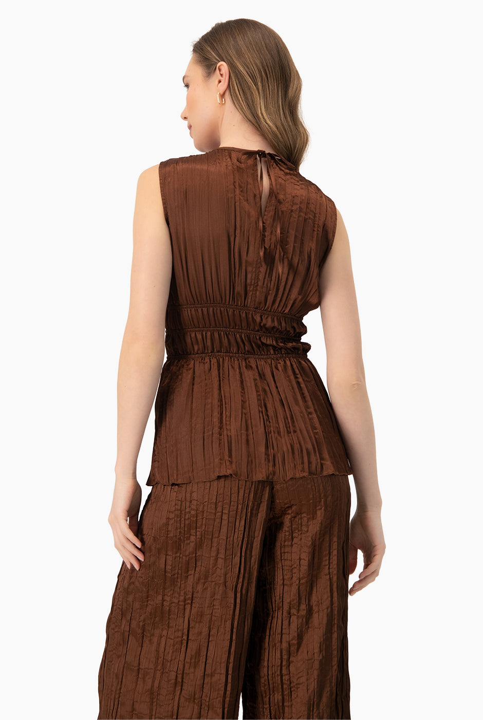 Blusa recta sin mangas café con escote en V