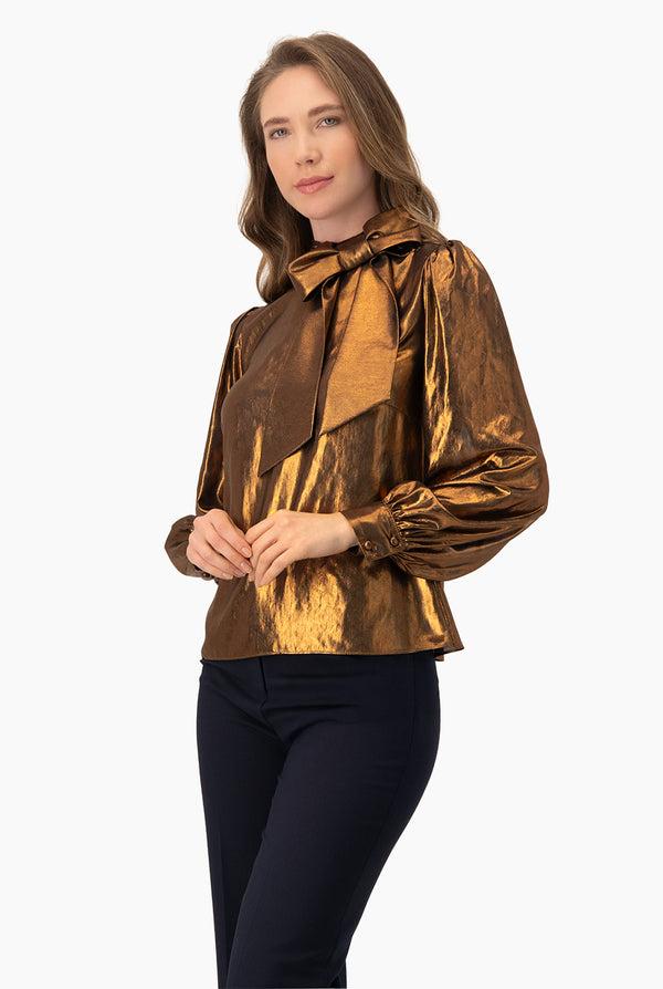 Blusa de cuello alto con cintas