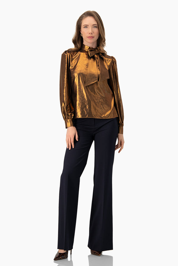 Blusa de cuello alto con cintas