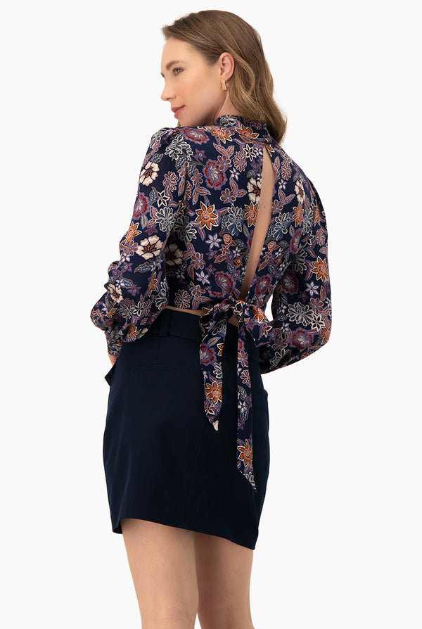 Blusa corta con amarre
