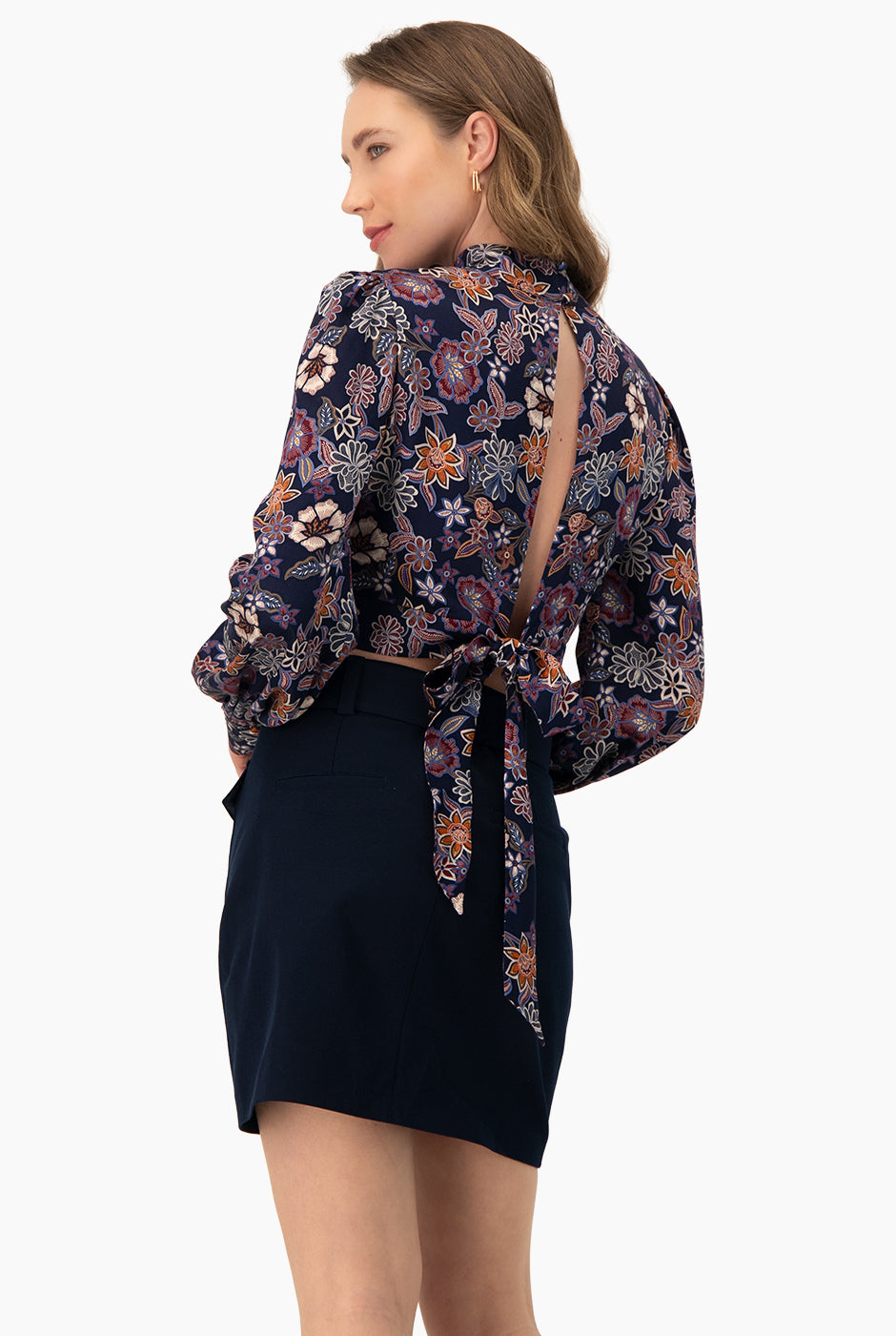 Blusa corta multicolor con amarre y estampado floral