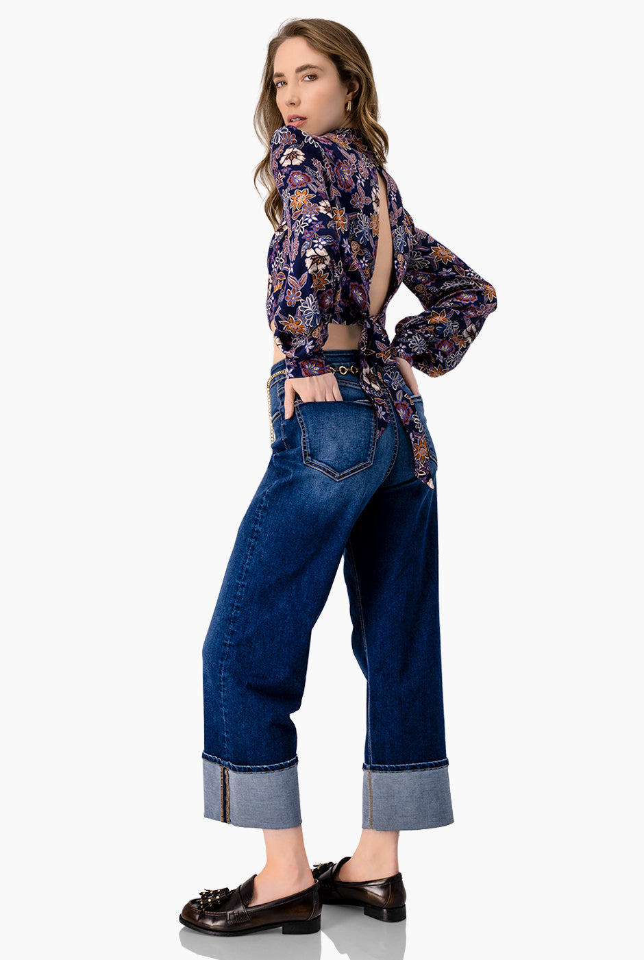 Blusa corta multicolor con amarre y estampado floral