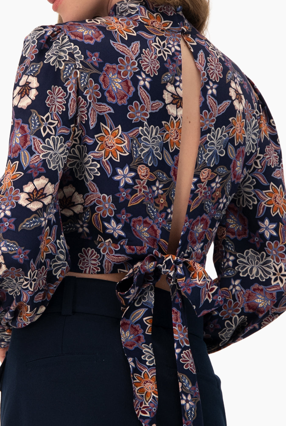 Blusa corta multicolor con amarre y estampado floral