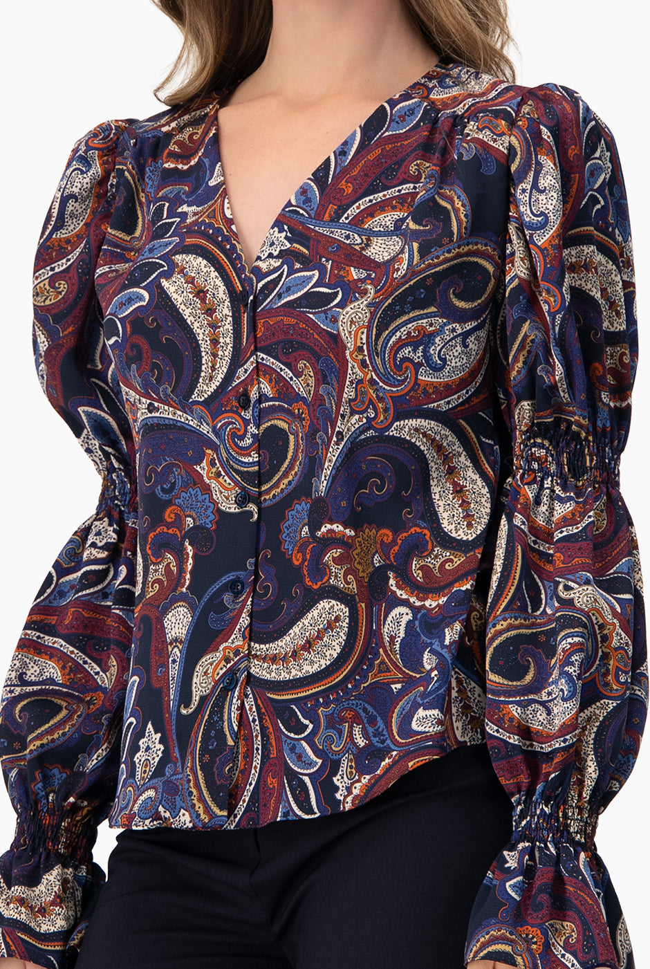 Blusa estampada de escote V con botones y mangas largas