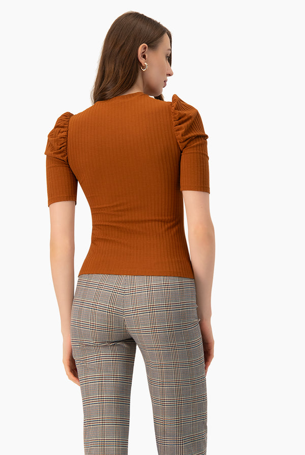 Blusa cafe de hombro abullonado